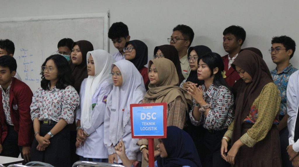 Siswa mengikuti kelas Prodi Digital Supply Chain